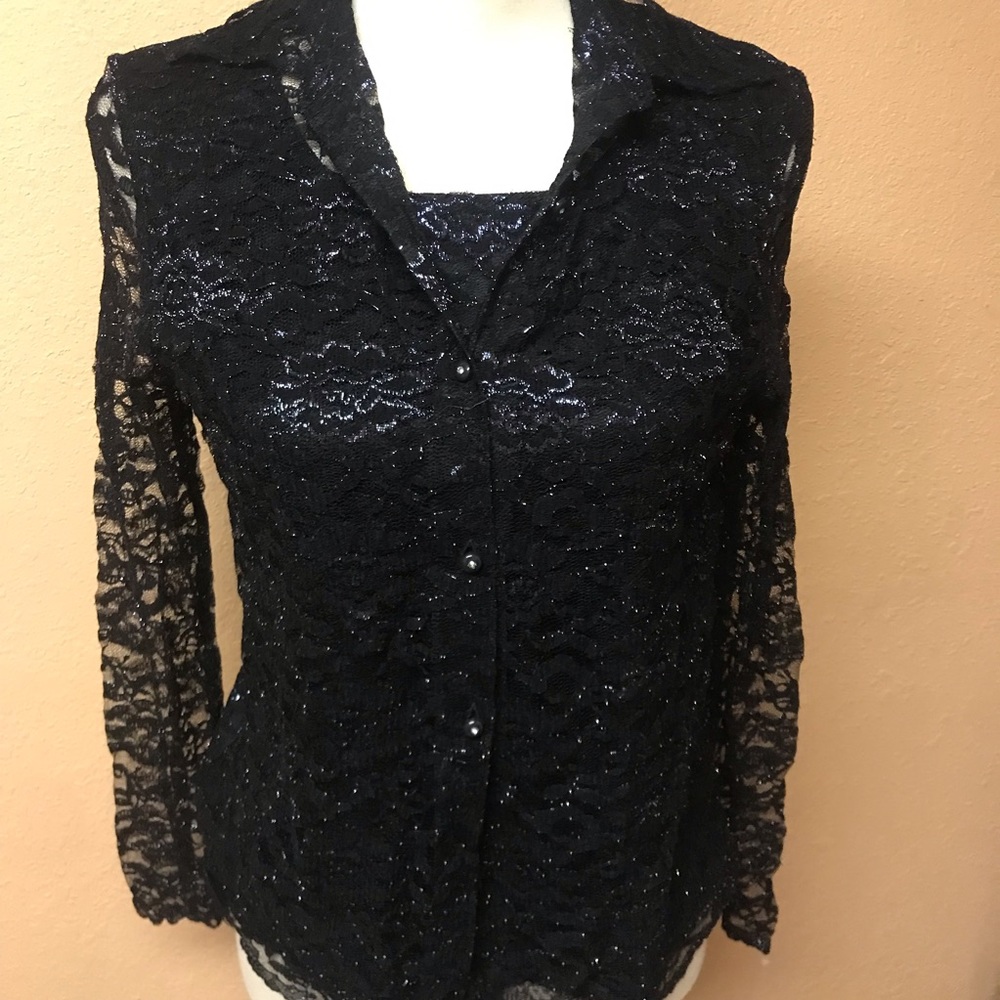 Flattering blouse with sewn in shell